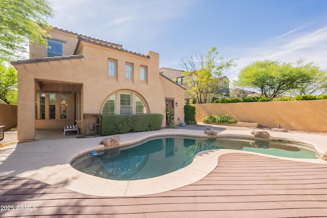 18283 N 93rd St, Scottsdale, AZ 85255 - back of property with a fenced backyard, stucco siding, and a patio