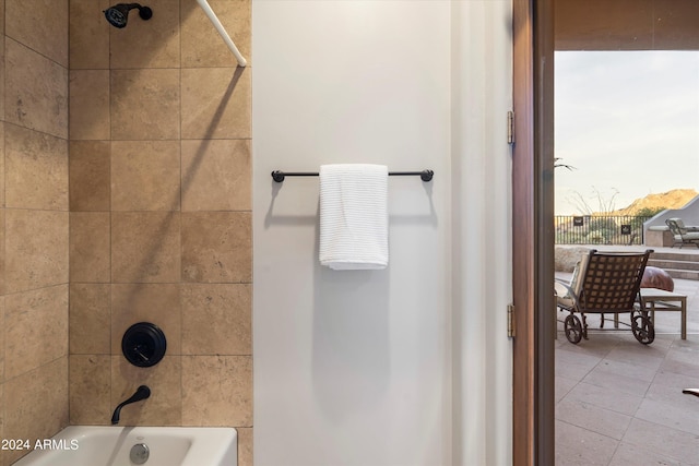 bathroom featuring tiled shower / bath combo