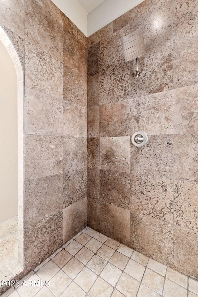 bathroom featuring a tile shower