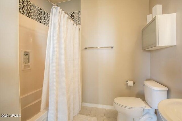 1 E Lexington Ave Unit 410, Phoenix, AZ 85012 - full bathroom with toilet, shower / bathtub combination with curtain, tile patterned flooring, and baseboards