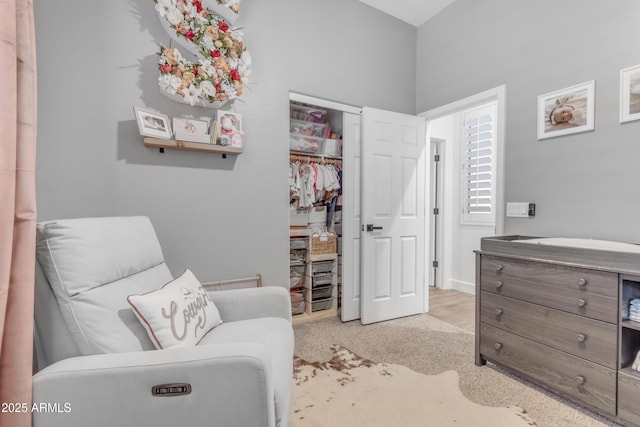 living area featuring carpet