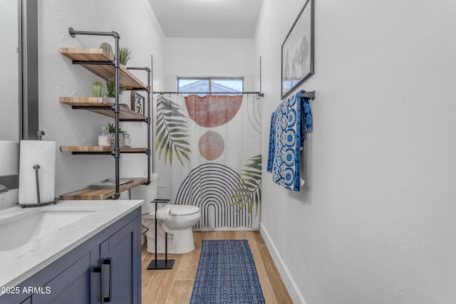full bathroom featuring baseboards, a shower with curtain, toilet, vanity, and wood finished floors