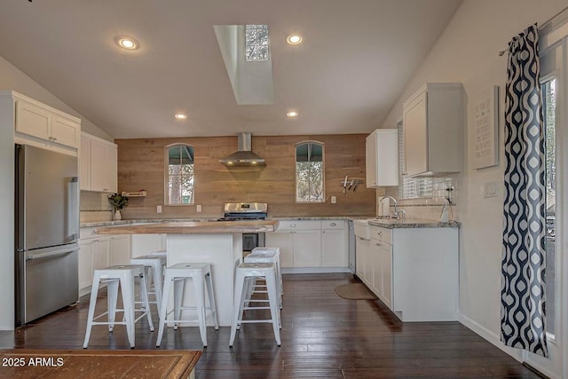2974 N Vista Way, Payson, AZ 85541 - kitchen with freestanding refrigerator, wall chimney range hood, tasteful backsplash, a sink, and lofted ceiling