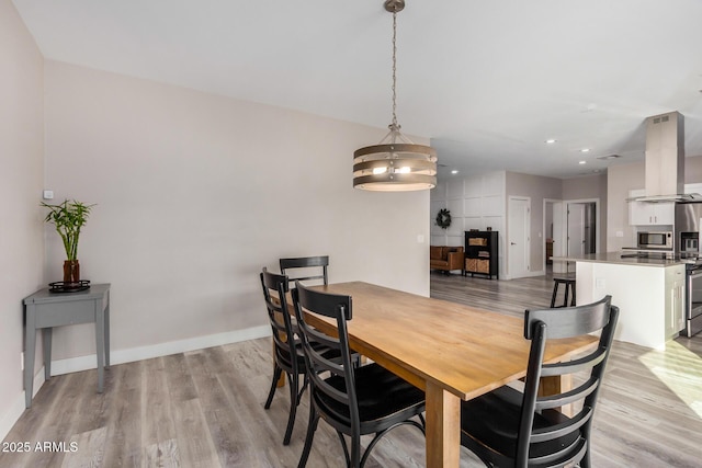 dining area featuring light wood-style floors, recessed lighting, and baseboards