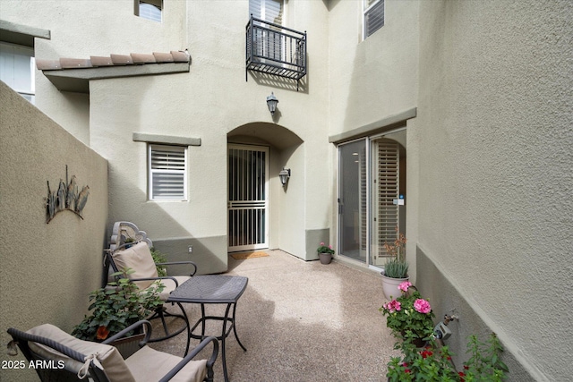 entrance to property featuring a patio