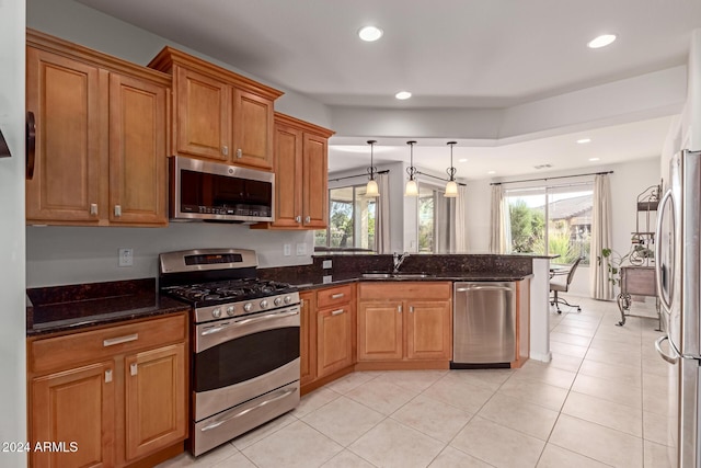 kitchen featuring appliances with stainless steel finishes, recessed lighting, a sink, and a peninsula