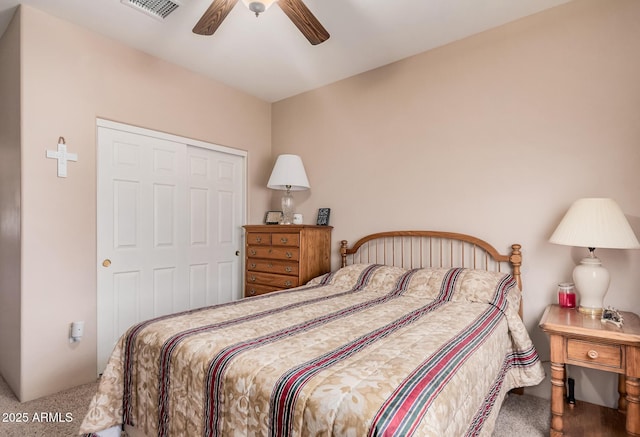 bedroom featuring a ceiling fan, visible vents, and a closet