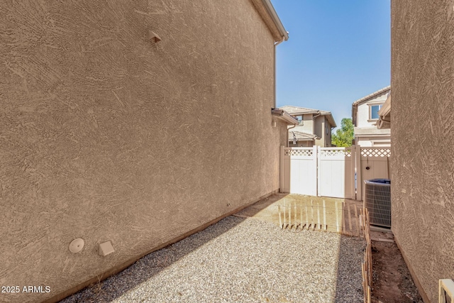 942 S Deerfield Ln, Gilbert, AZ 85296 - view of side of home with a central AC unit and stucco siding