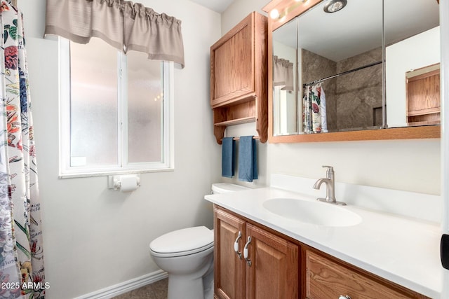 13842 N Tan Tara Dr, Sun City, AZ 85351 - bathroom with baseboards, toilet, vanity, and a shower with curtain