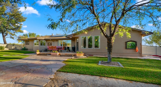 view of front of home featuring a patio and a front yard