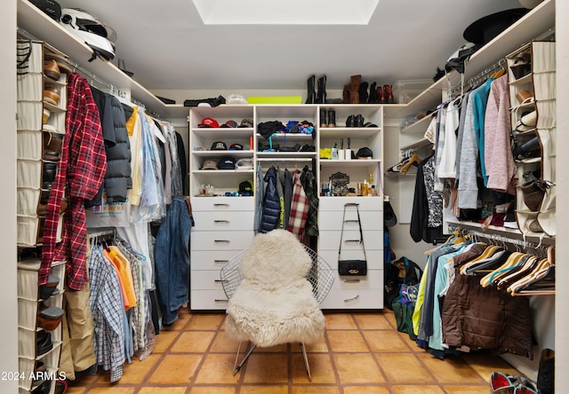 spacious closet featuring light tile patterned floors