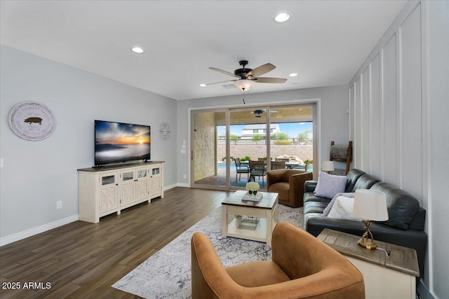 living area with dark wood finished floors, recessed lighting, a ceiling fan, and baseboards