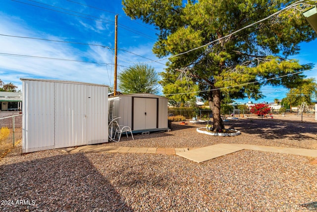 view of yard featuring a shed