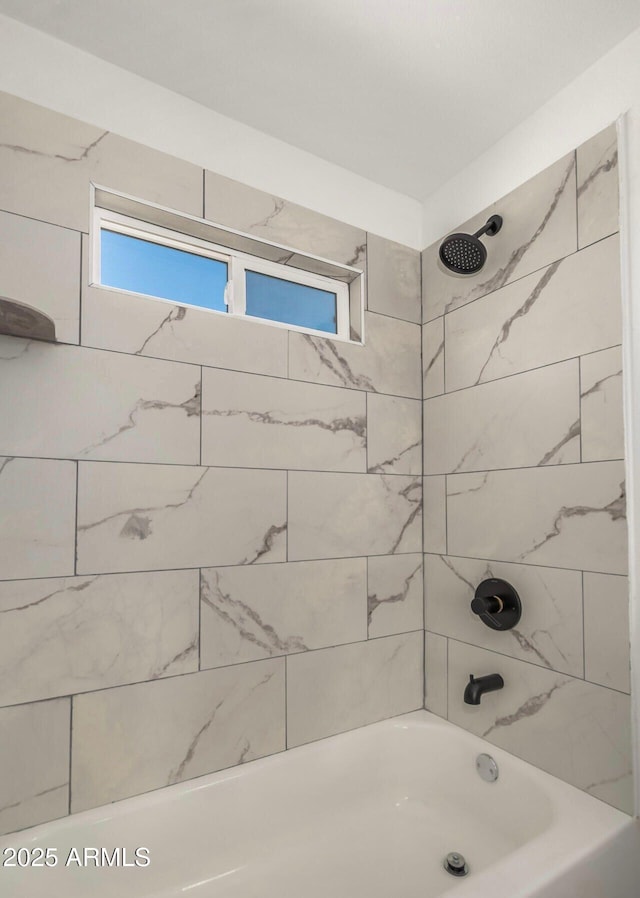 bathroom with tiled shower / bath