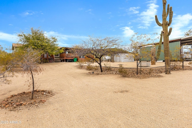 view of yard featuring an outbuilding