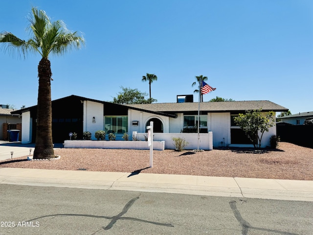 view of front of home featuring a fenced front yard