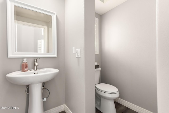 4142 E Sandy Way, Gilbert, AZ 85297 - half bath featuring baseboards and toilet