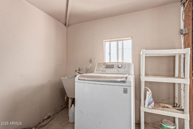 2562 E Wier Ave, Phoenix, AZ 85040 - laundry area featuring washer / dryer