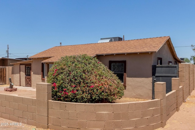2562 E Wier Ave, Phoenix, AZ 85040 - view of front of property with roof with shingles and stucco siding