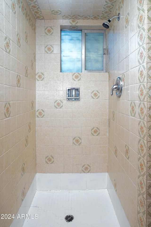 bathroom featuring tiled shower