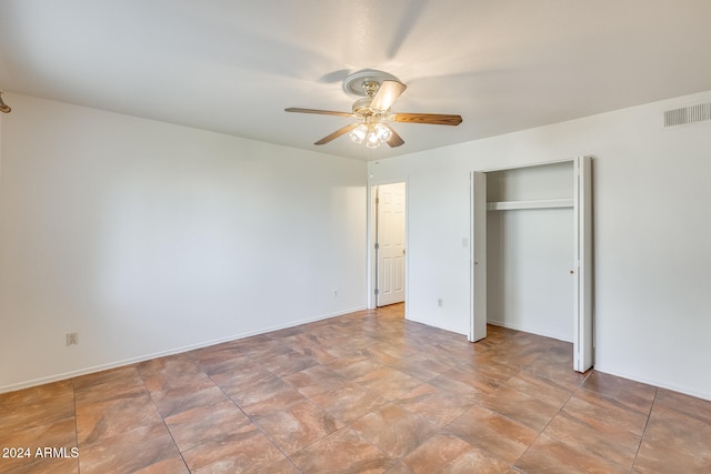 unfurnished bedroom featuring ceiling fan and a closet