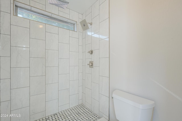 bathroom with toilet and tiled shower