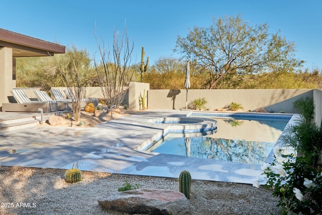 view of pool featuring an in ground hot tub