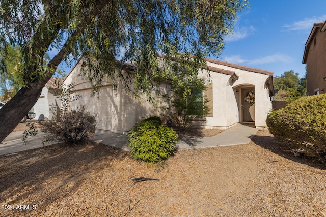 view of front facade featuring a garage