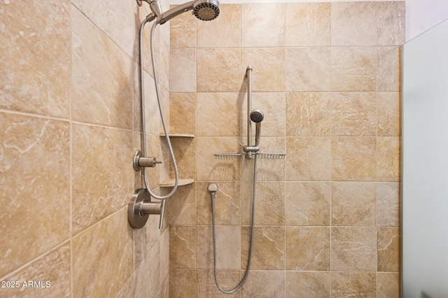 room details featuring a tile shower