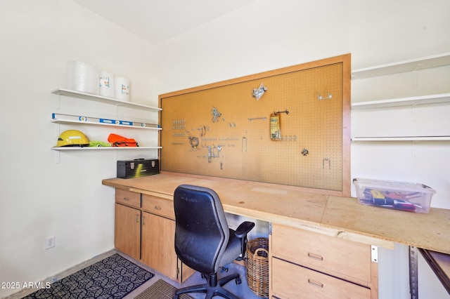 office area featuring a workshop area and baseboards