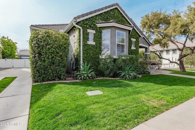 view of front of home featuring fence and a front yard