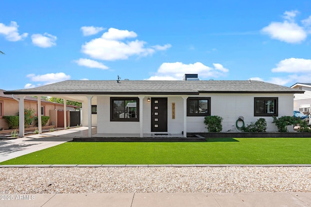 view of front of house featuring a carport and a front yard