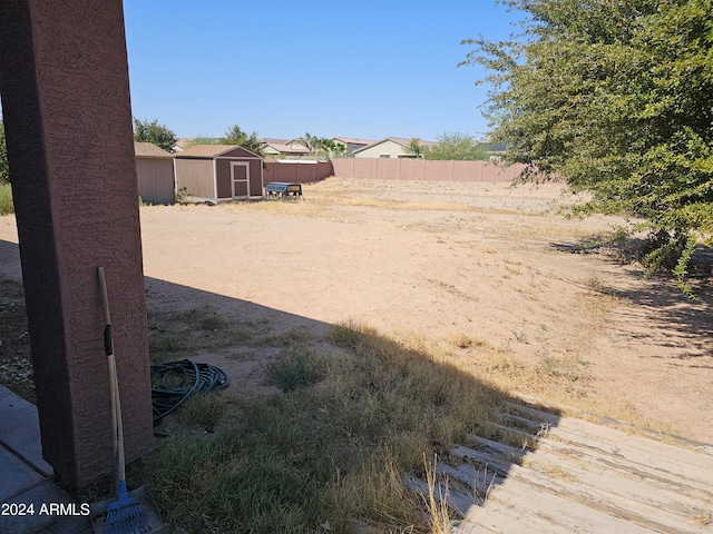 view of yard featuring a storage unit