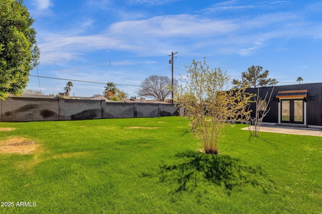 view of yard featuring a fenced backyard