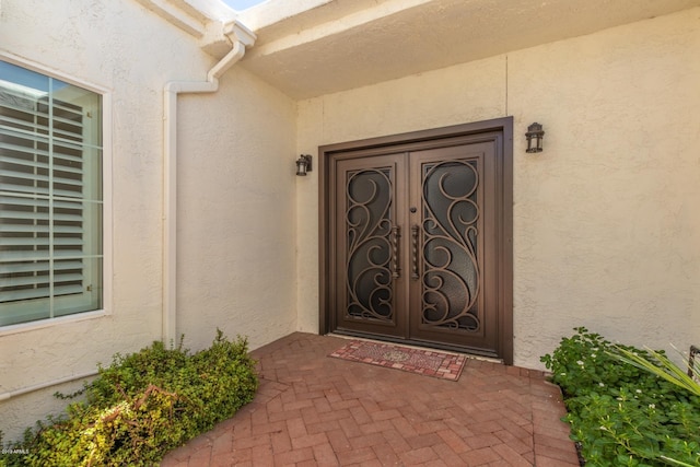 property entrance featuring stucco siding