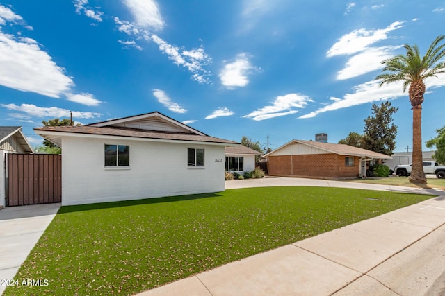 single story home featuring a front yard