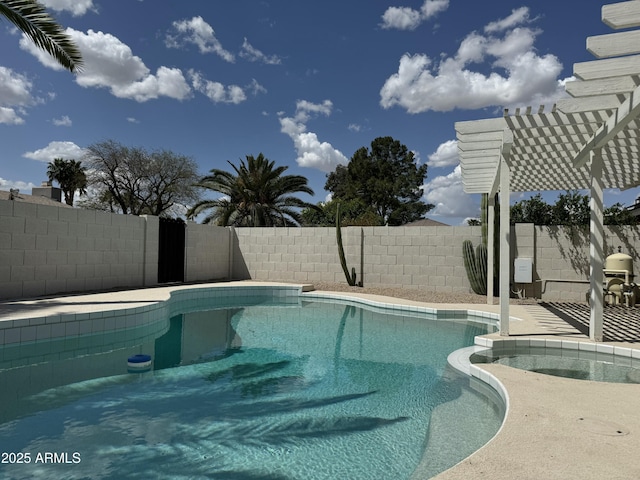 6833 E Grandview Dr, Scottsdale, AZ 85254 - view of pool with a fenced backyard and a pool with connected hot tub