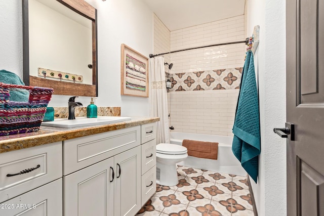 1235 N Sunnyvale Unit 113, Mesa, AZ 85205 - bathroom with vanity, toilet, and shower / bathtub combination with curtain