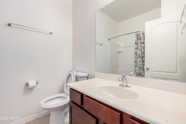 full bath featuring a shower with shower curtain, toilet, and vanity