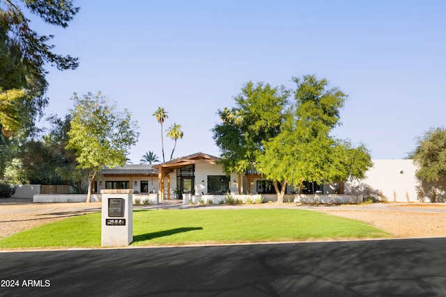 view of front of house featuring a front yard