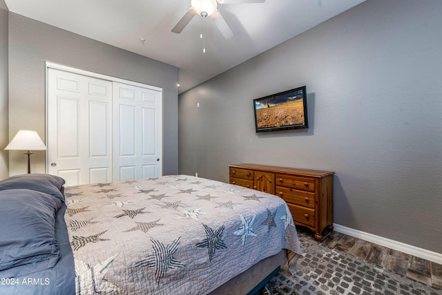 bedroom featuring ceiling fan, dark hardwood / wood-style floors, and a closet