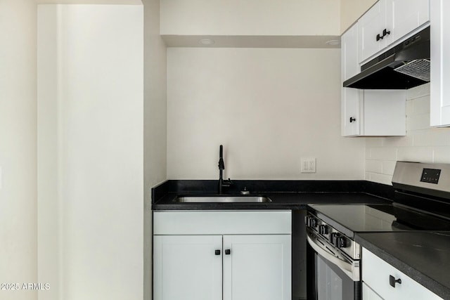 kitchen with dark countertops, under cabinet range hood, stainless steel electric stove, and a sink