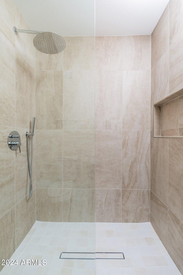 bathroom featuring a tile shower