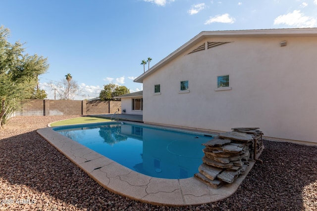 view of swimming pool