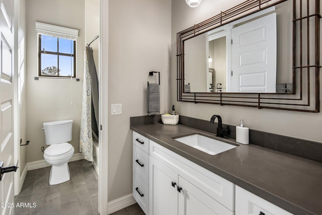 full bathroom featuring vanity, toilet, and shower / bath combo