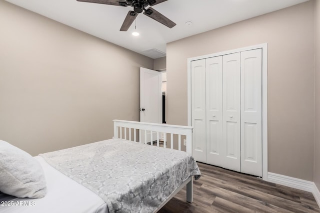 bedroom with wood finished floors, recessed lighting, a closet, baseboards, and ceiling fan