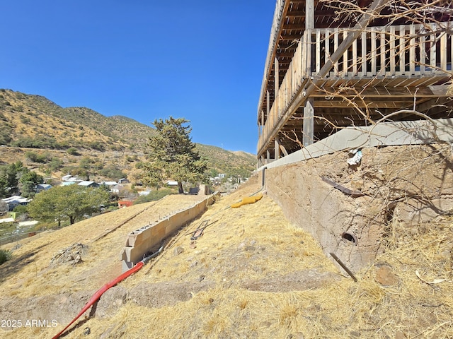 view of yard featuring a mountain view