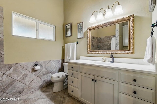 full bath with vanity, curtained shower, and toilet