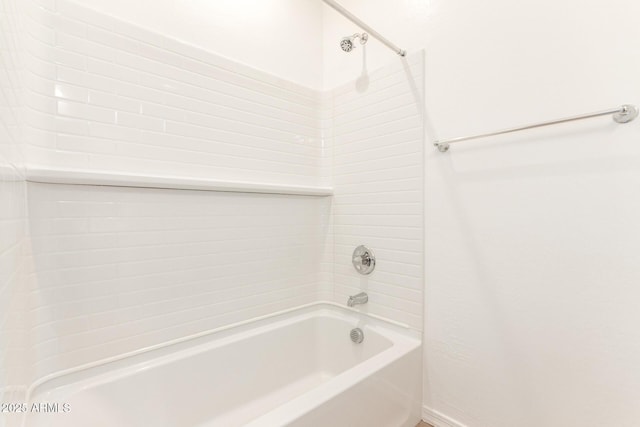 bathroom with bathtub / shower combination