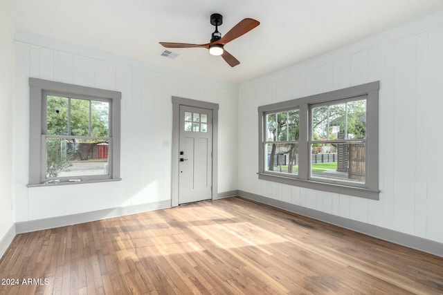 foyer entrance with light hardwood / wood-style floors, a wealth of natural light, and ceiling fan